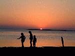 由利ママギャラリー《No.1》サロマ湖の夕焼けの中で遊ぶ娘たち