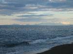 オホーツク海の向こうに知床半島。左の先端が知床岬だ。