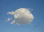 快晴の東京の空でみつけた「星のカービィ」雲