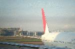 朝。建設中の羽田空港国際線ターミナルと、うっすら富士山