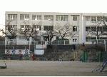 由利ママが通った生駒小学校。運動場のコンクリート階段は40年前のまま