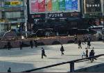 サラリーマンのTVインタビューの聖地(?)「新橋のSL広場」。昼の人出は少ないけど、確かにサラリーマン率は高い