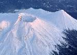 新千歳から女満別へ。雌阿寒岳の「白い雪」と「白い煙」が見事